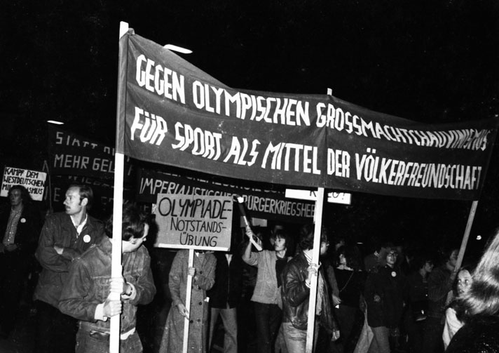 Schwarz-Weiß-Fotografie einer Gruppe Demonstrant*innen