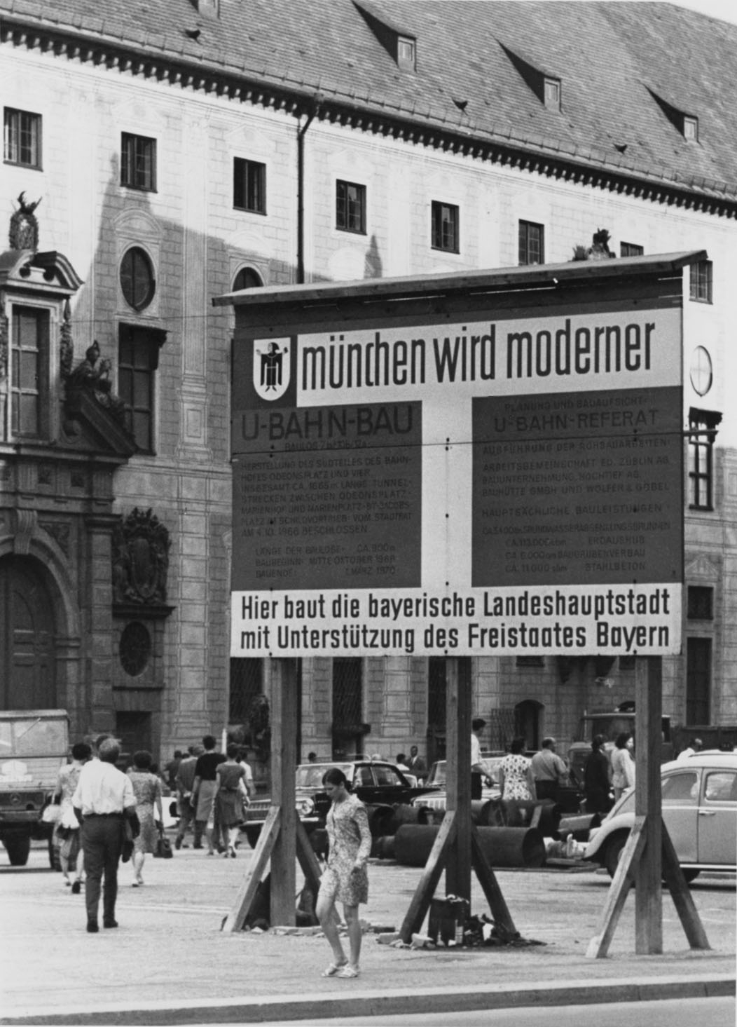 Schwarz-Weiß-Fotografie eines großen Schildes mit der Aufschrift “münchen wird moderner“