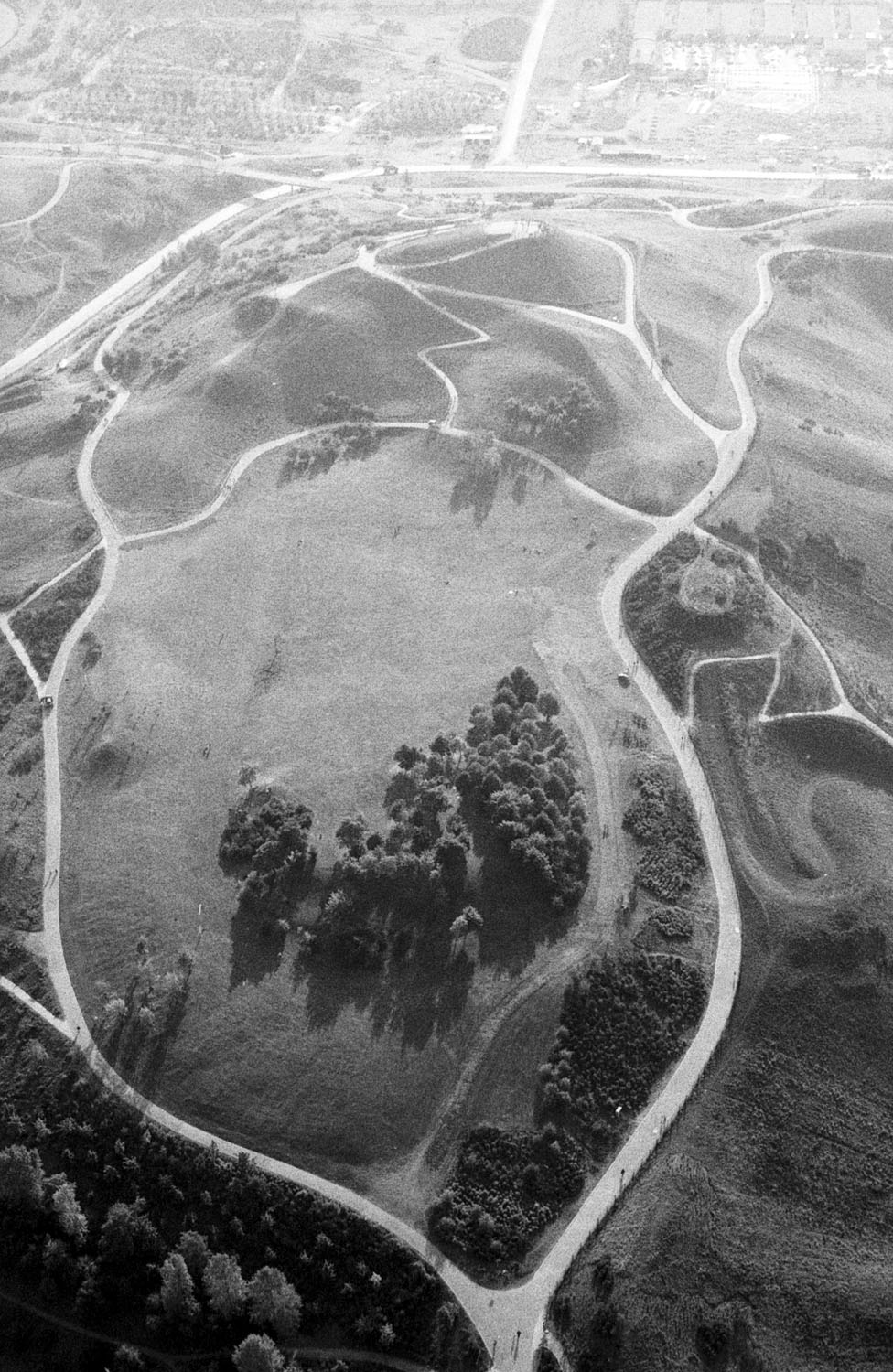 Schwarz-Weiß-Fotografie von einem Berg aus der Vogelperspektive