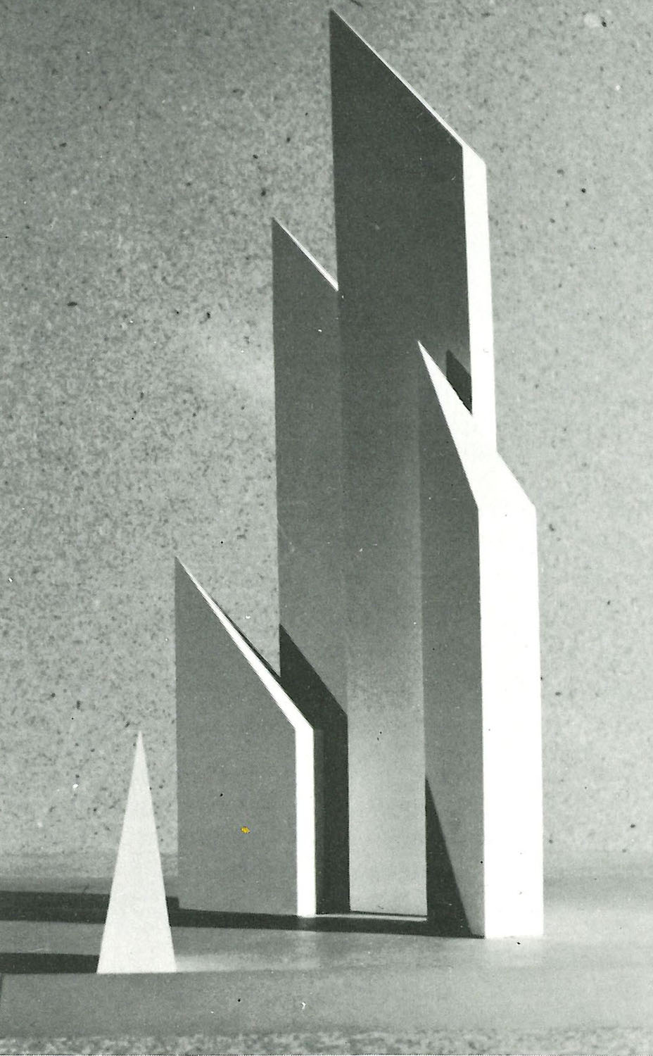 Schwarz-weiß Fotografie einer Betonskulptur