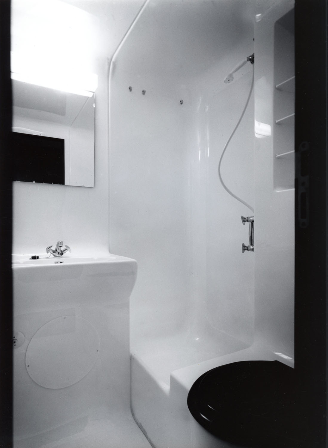 Schwarz-Weiß-Fotografie von einem Badezimmer