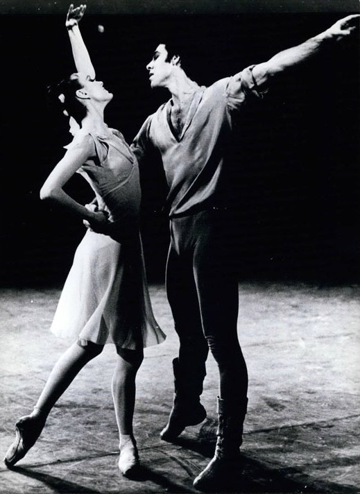 Schwarz-Weiß-Fotografie einer Balletttänzerin und eines Balletttänzers auf der Bühne