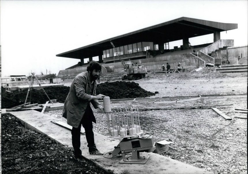 Schwarz-Weiß-Fotografie von einem Mann der auf einer Baustelle arbeitet