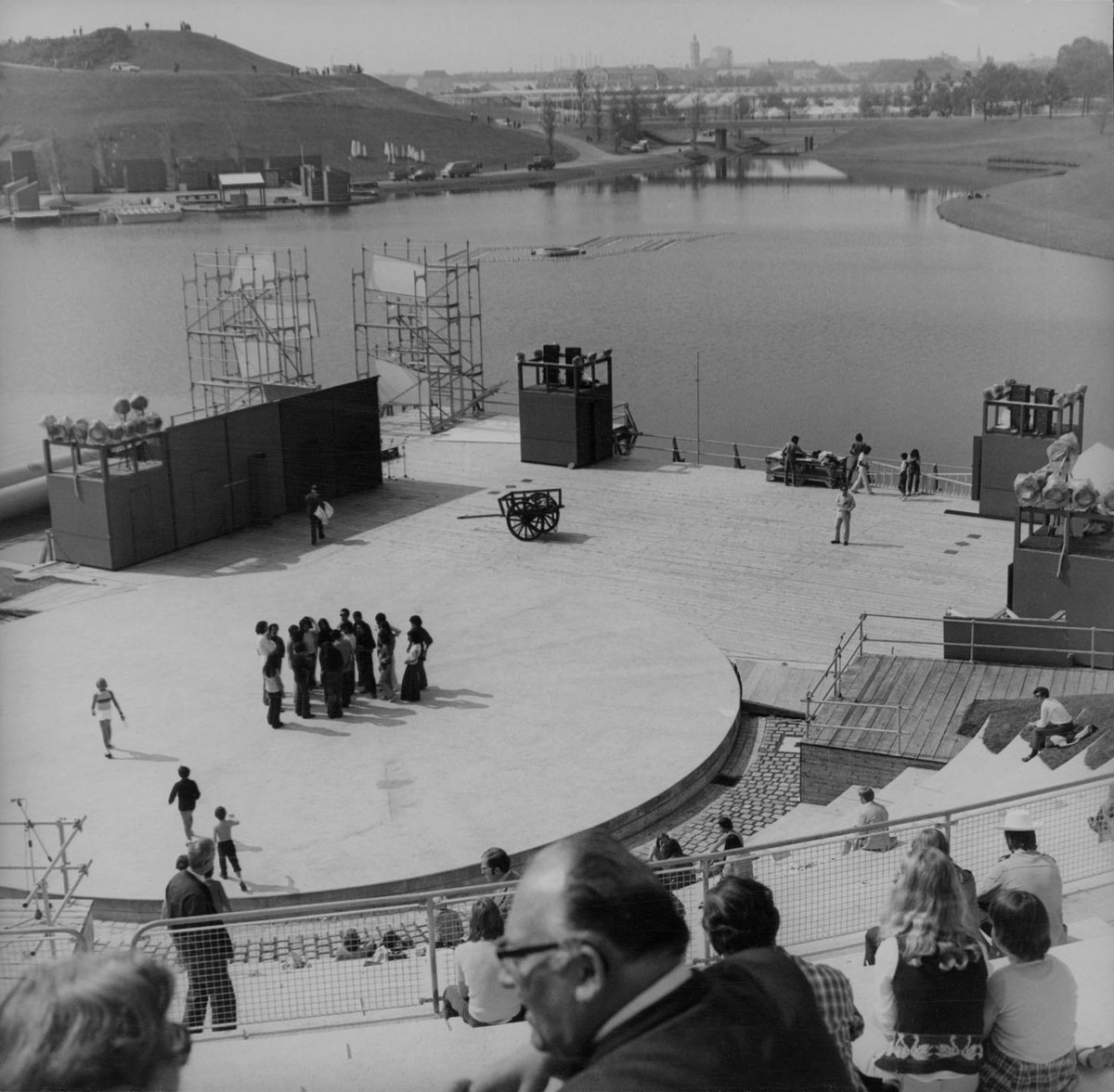Schwarz-Weiß-Fotografie Fotografie einer See-Bühne