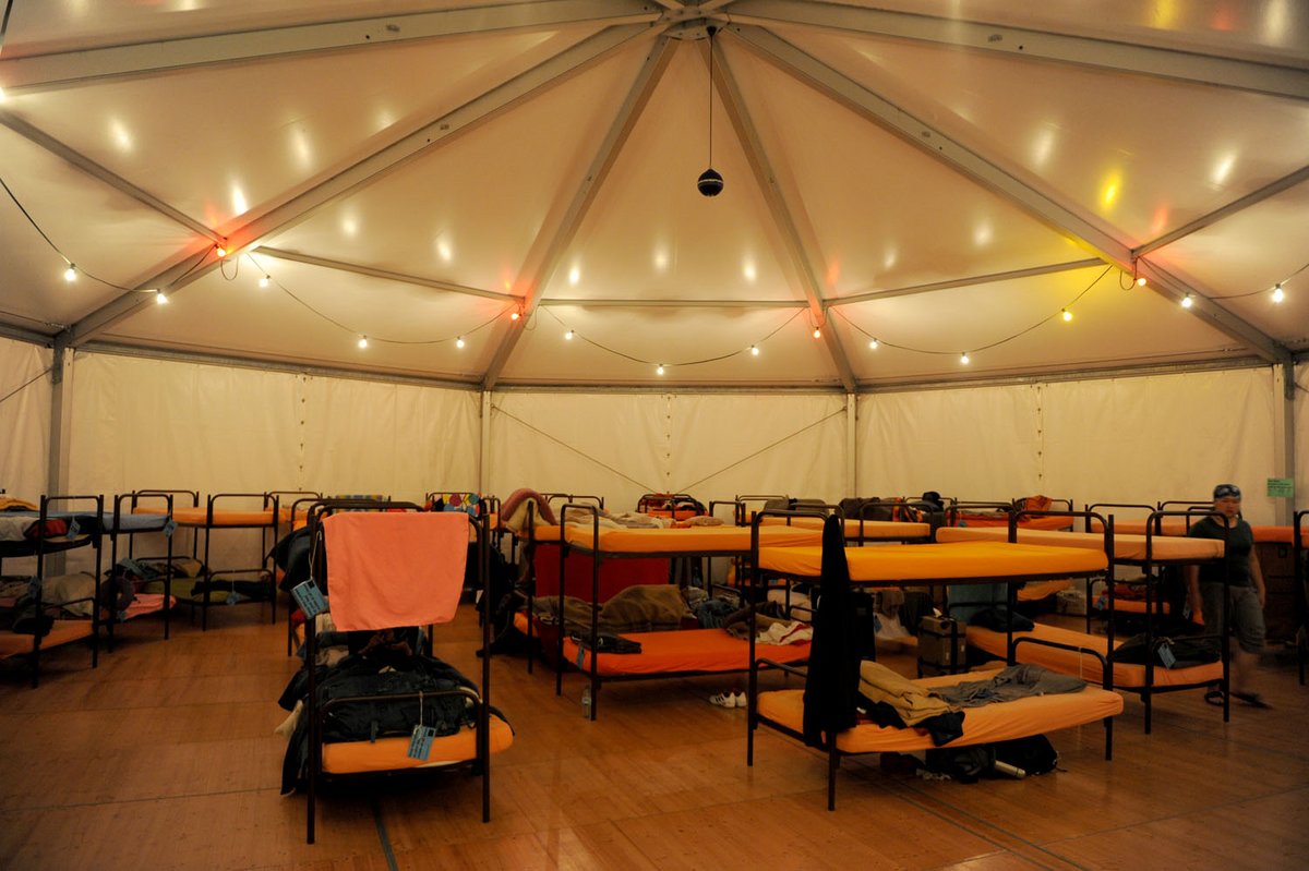 Fotografie eines Zelts von innen mit vielen Stockbetten