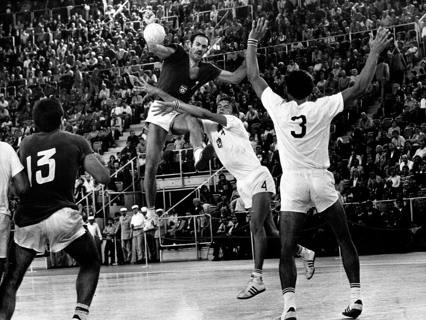 Schwarz-Weiß-Fotografie von einem Handballspiel