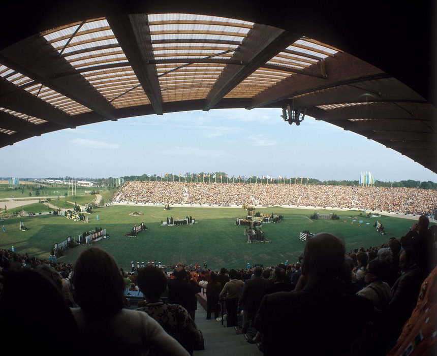 Fotografie von einem vollbesetzenden Stadion aus der Innenansicht