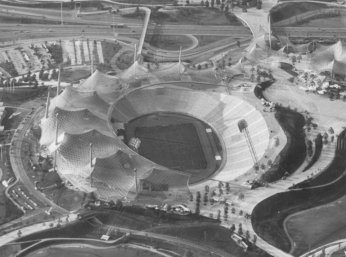 Schwarz-Weiß-Fotografie eines Stadions aus der Vogelperspektive