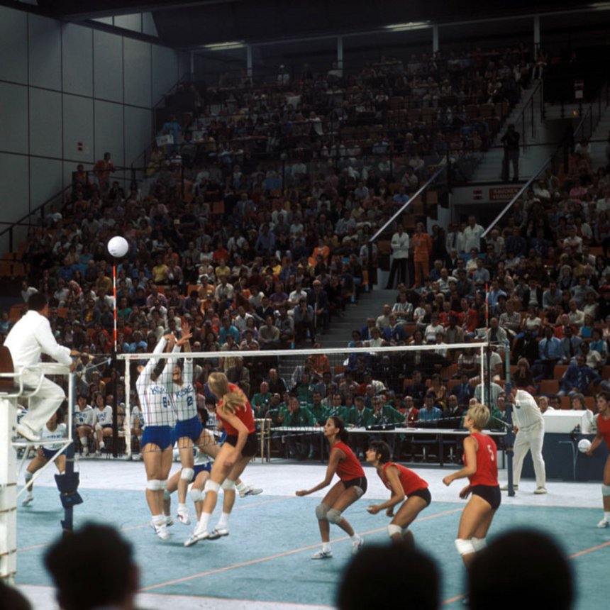 Fotografie eines Damen-Volleyball-Spiels 