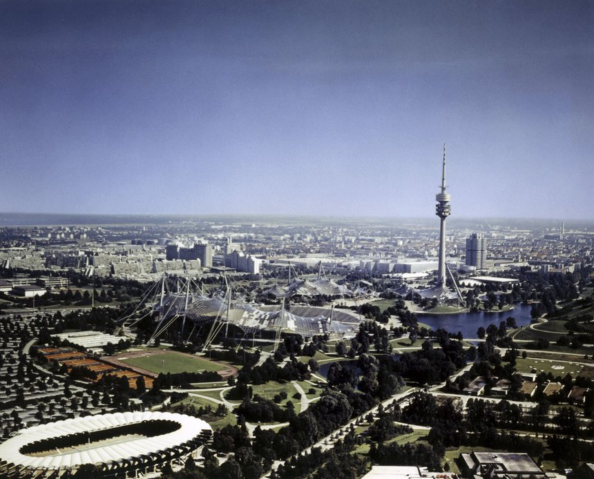Fotografie des Olympiaparks München aus der Vogelperspektive, zu erkennen ist der Fernsehturm sowie zwei Stadien.