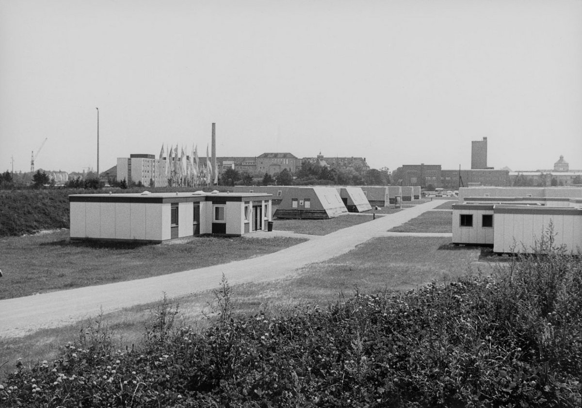 Schwarz-Weiß-Fotografie eines Wohnblocks.
