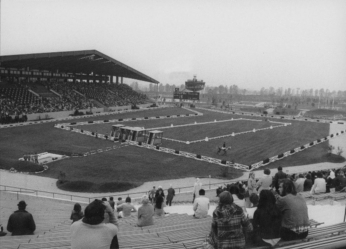 Schwarz-Weiß-Fotografie eines Stadions aus dem Blickwinkel der Tribüne 
