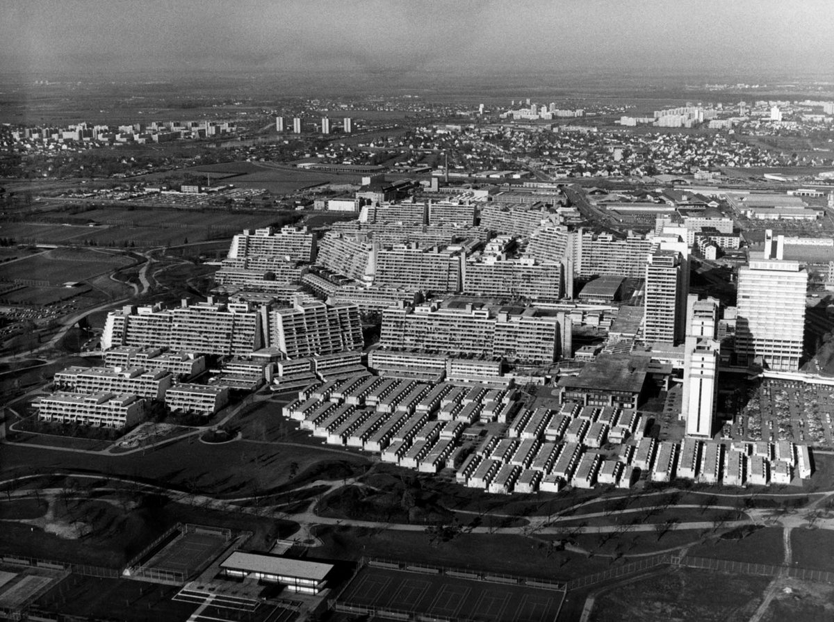 Schwarz-Weiß-Fotografie einer großen Wohnsiedlung aus der Vogelperspektive