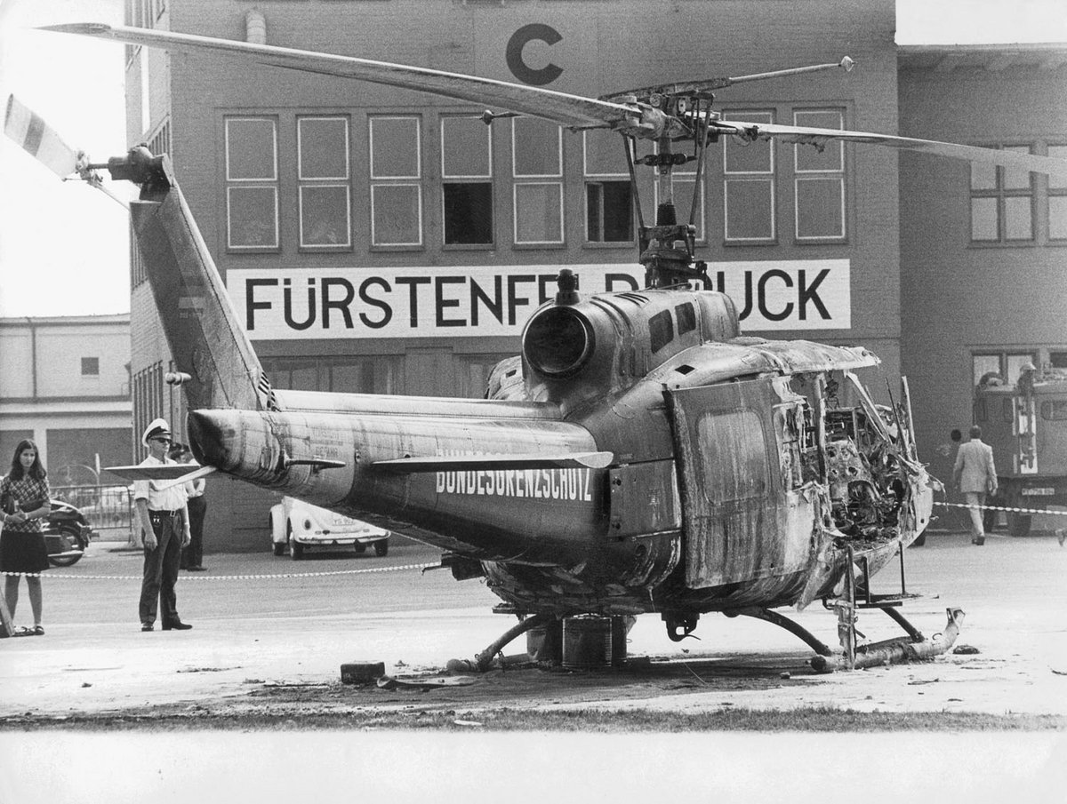 Schwarz-Weiß-Fotografie von einem zerstörten Helikopter