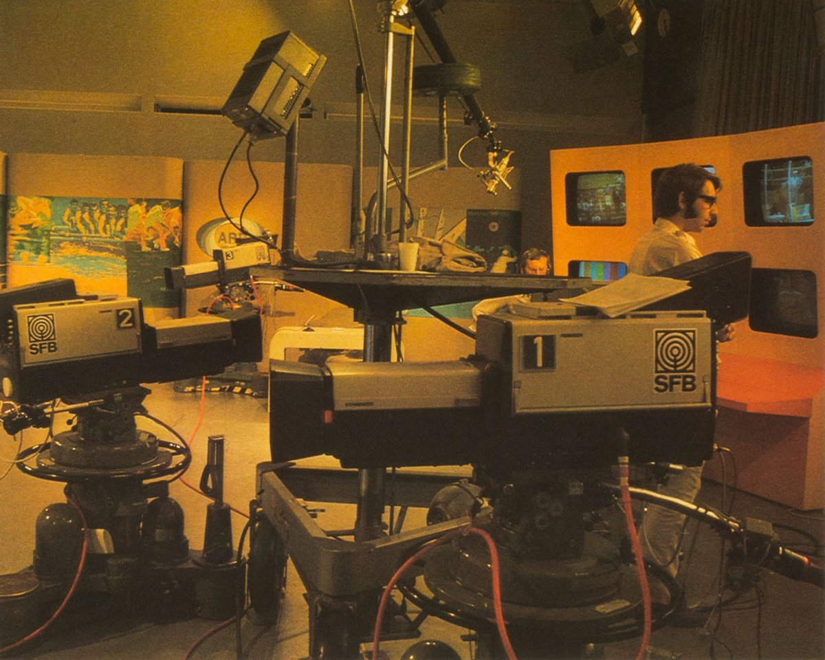 Fotografie eines Fernsehstudios mit Filmkameras 