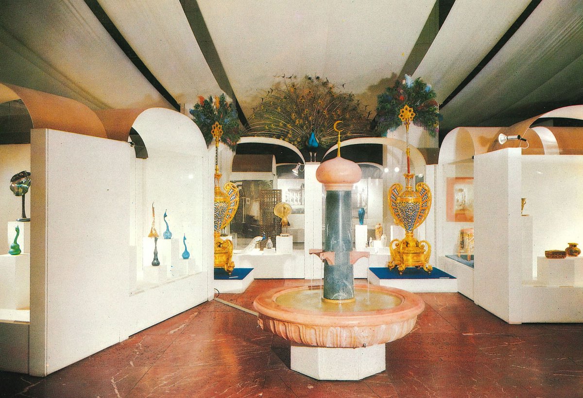 Fotografie von einem orientalischen Brunnen in einer Ausstellung.