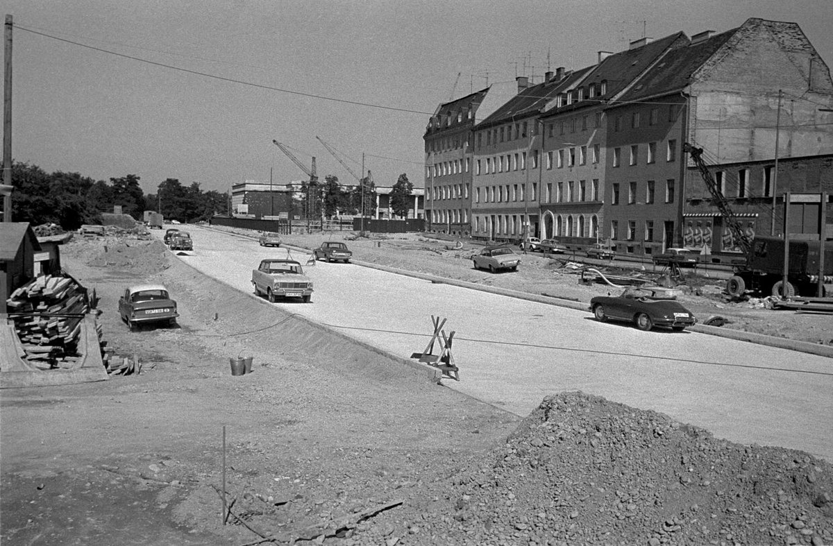 Schwarz-Weiß-Fotografie einer großen Baustelle in einer Wohngegend.