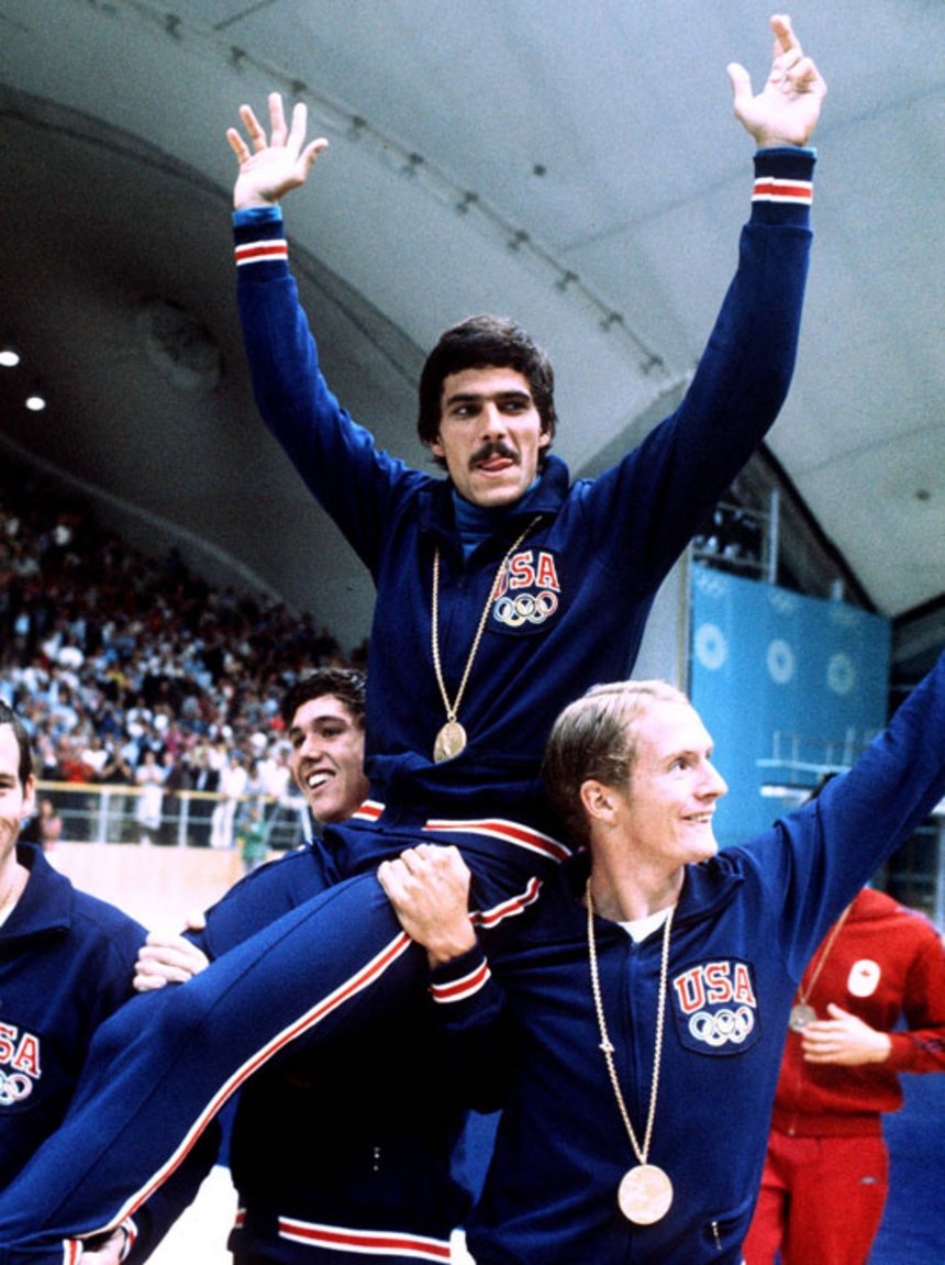 Fotografie jubelnder Sportler mit Medaillen