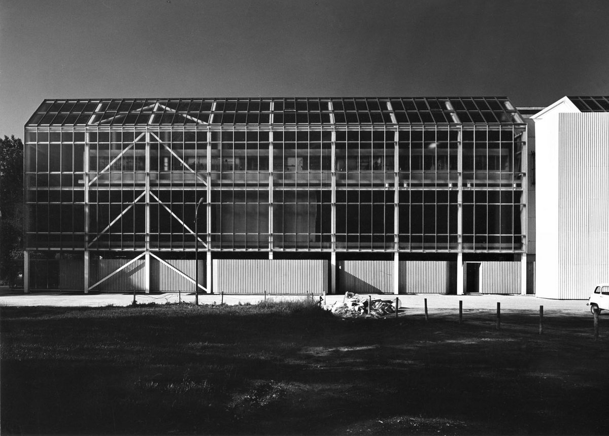Schwarz-Weiß-Fotografie von einem Gebäude