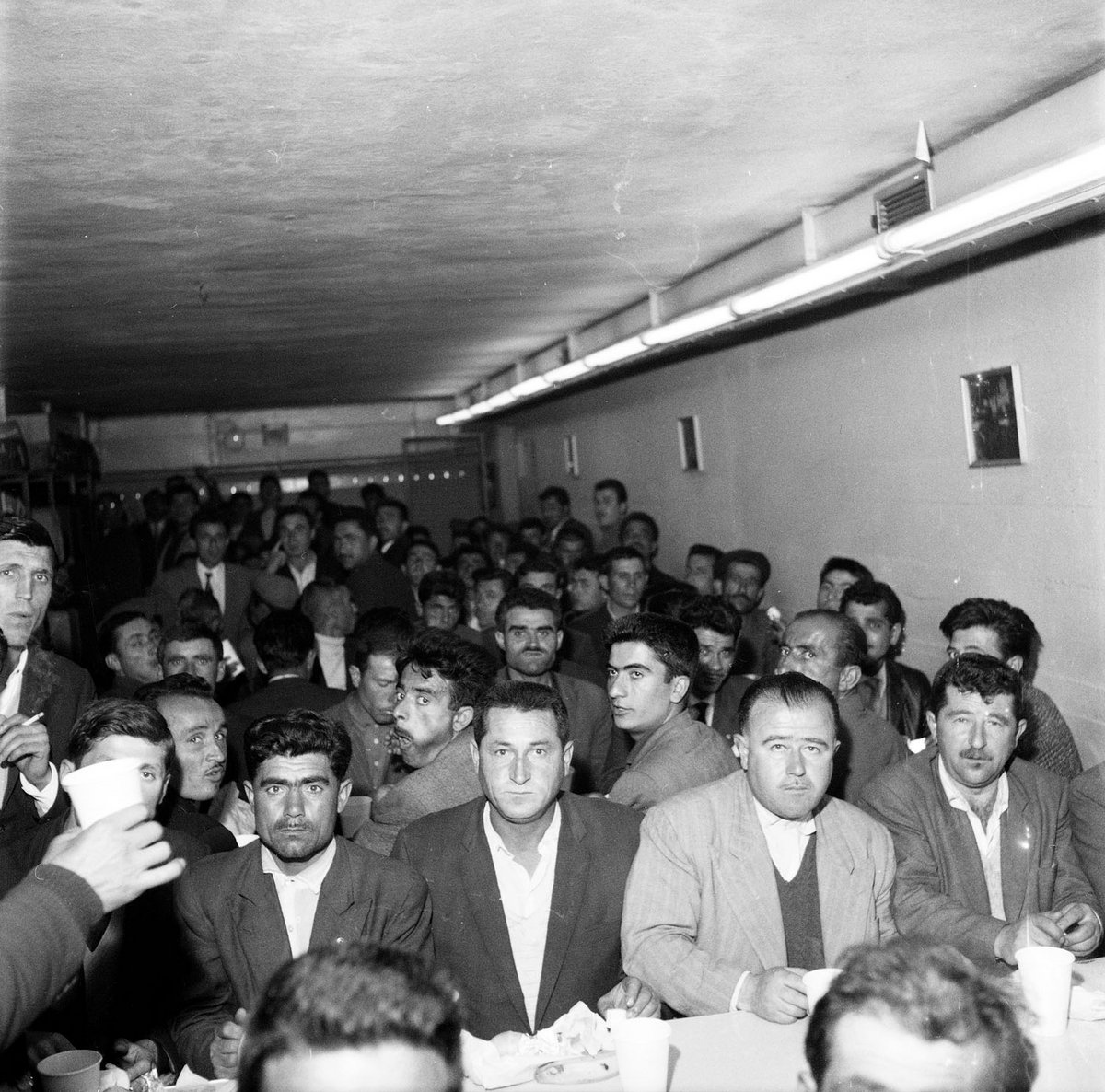 Schwarz-Weiß-Fotografie einer großen Gruppe von Männern.