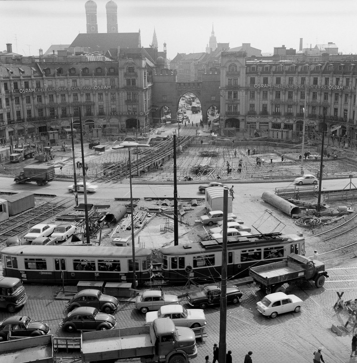 Schwarz-Weiß-Fotografie von einem verkehrsreichen Platz in München aus der Vogelperspektive.