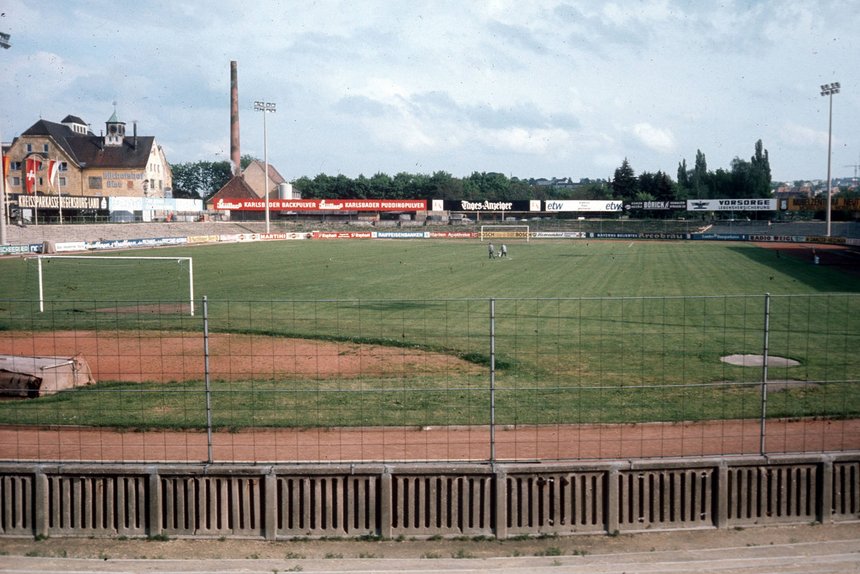 Fotografie eins umzäunten Fußballplatzes