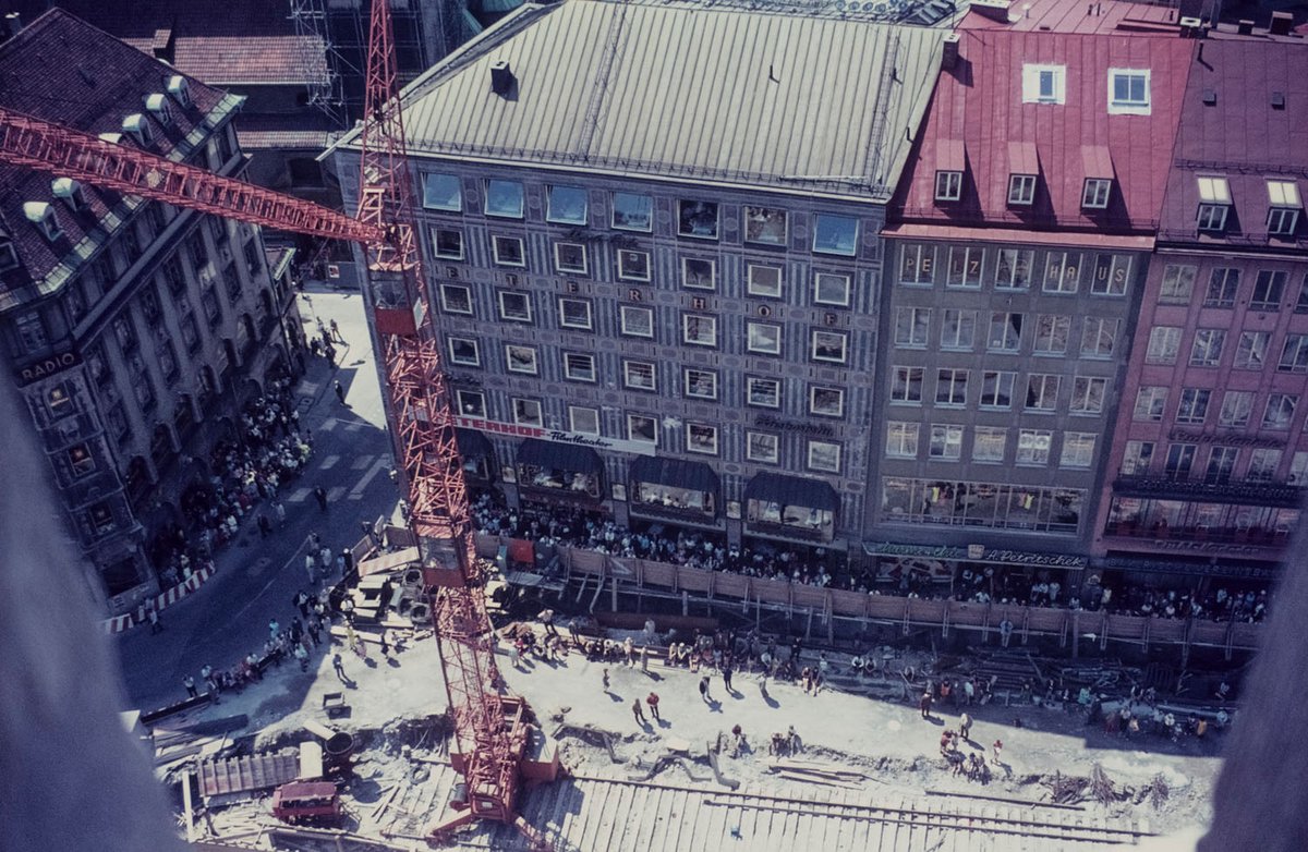 Fotografie einer Baustelle in der Innenstadt Münchens aus der Vogelperspektive.