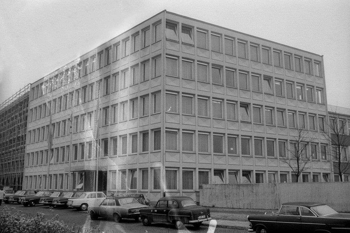 Schwarz-Weiß-Fotografie eines Gebäudes