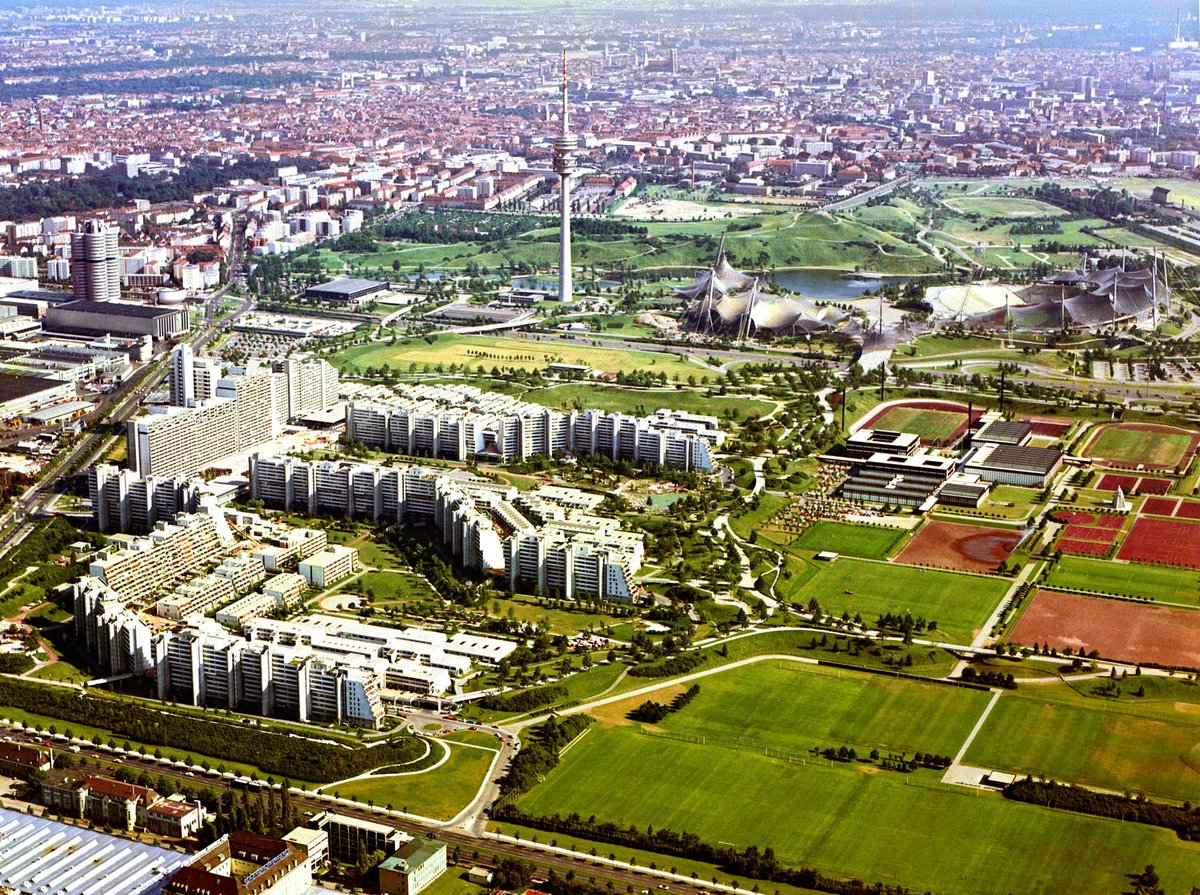 Fotografie einer großen Wohnsiedlung, im Hintergrund befindet sich unteranderem ein Aussichtsturm